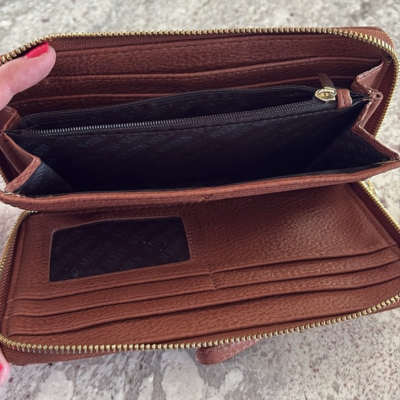 Brown Steve Madden cognac wristlet/wallet - Picture 7 of 8